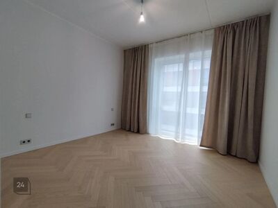 Ruumikas korter lummavate päikese loojangutega.