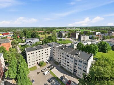 Kruusamäe ja Põllu tänava nurgal asuvasse majja on pakkumisse tulnud hea planeeringuga 3-toaline 