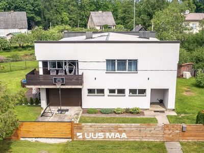 Hommikukohv jõe kaldal ja suved oma basseinis.