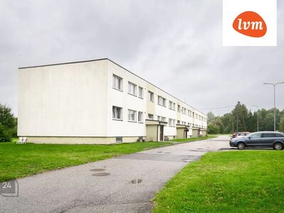 Hubane kodu vaikses piirkonnas linna lähedal.