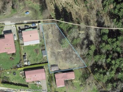 Privaatne krunt - piirneb oja ja metsaga!
