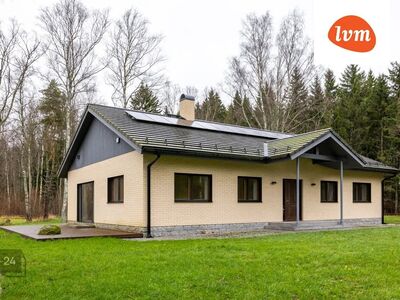 Maja privaatses isiklikus tiigiga metsatukas