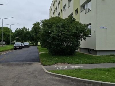 Renoveeritud maja. Vastas park ja spordiväljak!