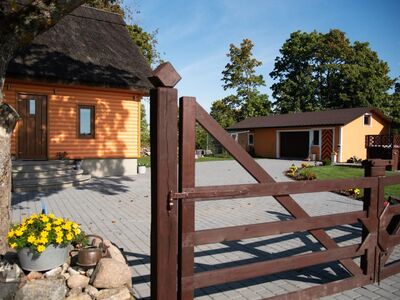 Kinnistu koosseisu kuulub elumaja, saunamaja, garaaž, puukuur, kasvuhoone koos aiakastidega, mängu
