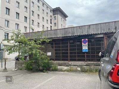 Üürile anda 2 parkimiskohta hoovis