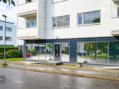 Oma sissepääs, vitriinaknad, avar äripind I korrusel!