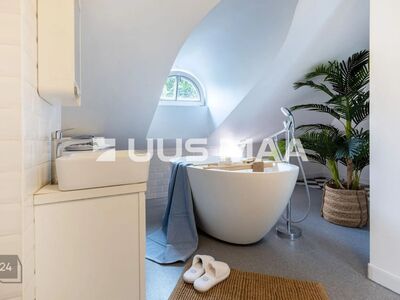 Renoveeritud katusekorter suure hooviga majas!
