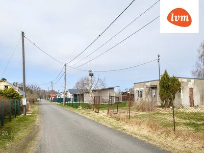 Eramajade ja suvilate piirkonnas üks remonti vajav suvemaja.