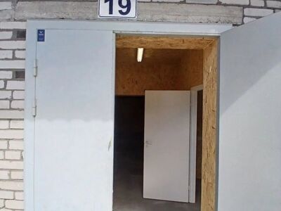 Üürile lisanduvad käibemaks ja kommunaalkulud (1,48 eur/m2 hooldis-haldus pluss elekter)