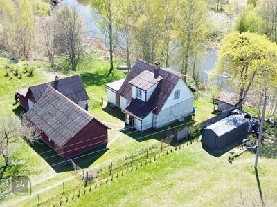 Maja Võhandu jõe kaldal