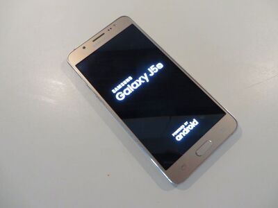 Samsung  Galaxy J5 16GB + laadijad