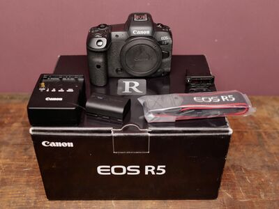 Canon EOS R5 koos kahe aku ja originaalkarbiga