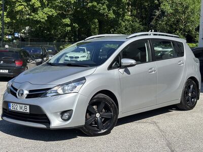 Toyota Verso 1.6 97кВт, фаркоп, два комплекта резины
