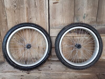 2x velg ja rehv 2,50/85-16