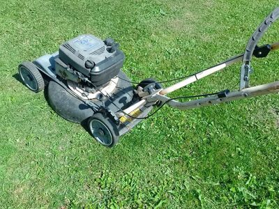 Isevedav Husqvarna töökorras niiduk
