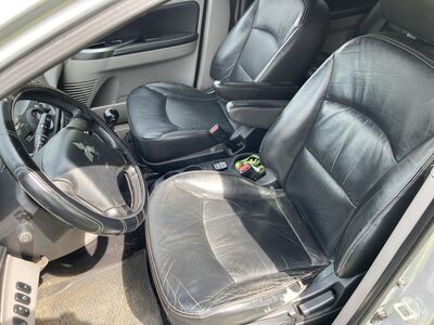 7-kohalise Mitsubishi Grandise must nahksisu