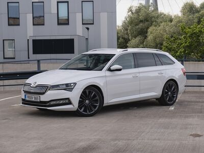 Skoda Superb Facelift pistikhübriid (KM hinnas)