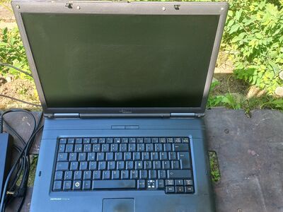 Vana sülearvuti + laadija