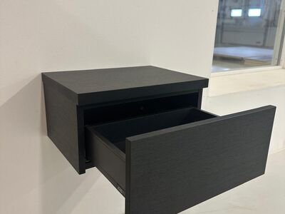 ÖÖKAPP, seinale kinnitatav