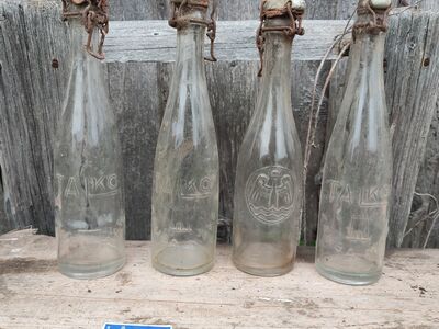 Läbipaistvast klaasist vanaaegsed pudelid