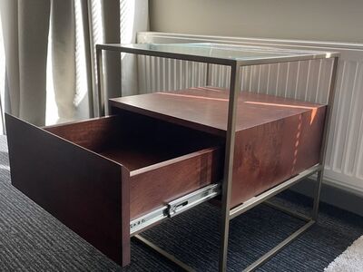 2 modernset mangopuidust öökappi