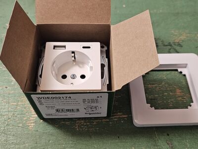 Schneider electric 220v + A+C pistikupesa + raam