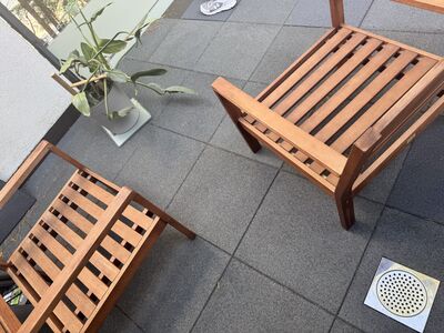 2 × suurt puidust lounge-stiilis tugitooli istmepa