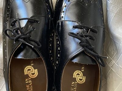 Meeste kingad brogue‑stiilis