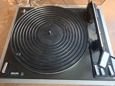 Philips automaatne vinüülplaadimängija