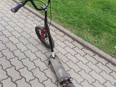 Laste tõukeratas suurte ratastega