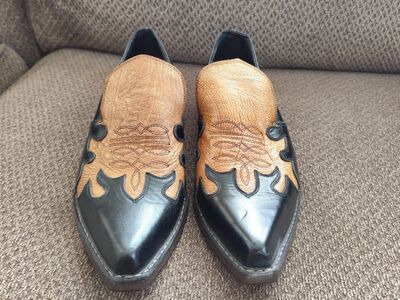 MUSTAD ESINDUSLIKUD KINGAD JAANALINNUNAHAGA, 42
