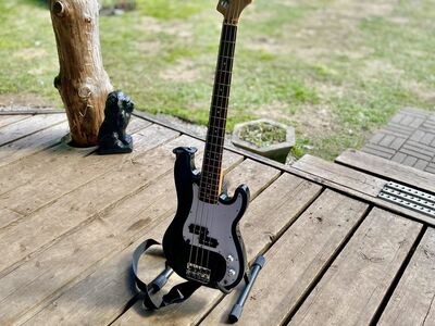 Harley Benton basskitarr