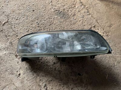 Volvo V70 vasakpoolne esituli