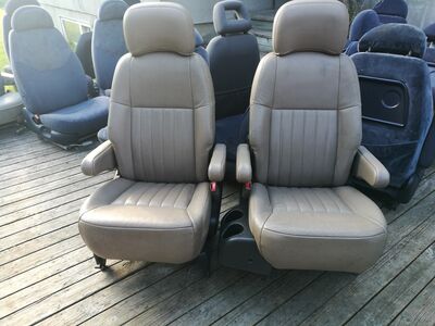 Mingi Chevy Van käetugedega nahast istmed.