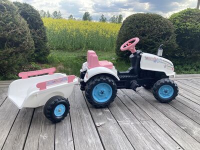 Traktor käru ja pedaalidega