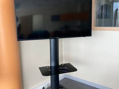 Ratastel TV alus, 32" - 70" lameekraanidele