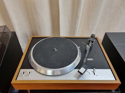 Unamco T-1 2-Speed Belt-Drive Turntable