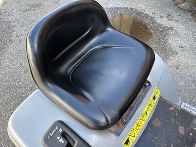 Täiesti terve murutraktori iste