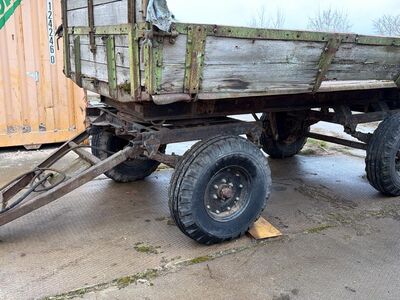 2 traktori käru
