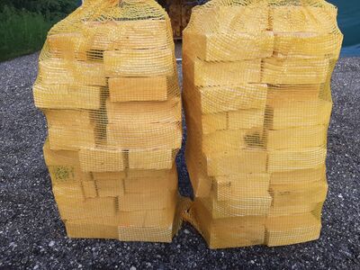 Kuiv kask ja kütteklotsid 40L võrkkotis