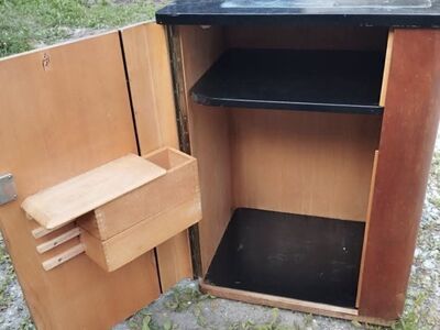 Vana taastatud puidust kapp