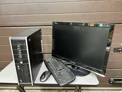 Lauaarvuti koos monitoriga