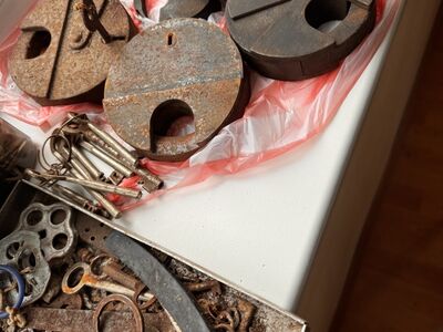 Старые навесные замки с ключами