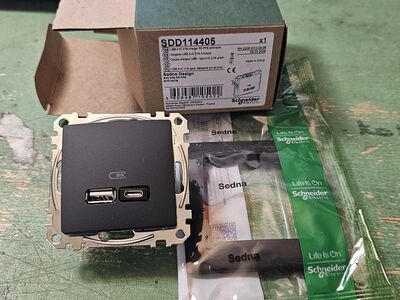 Schneider SEDNA USB A+C 3A 21W ANTRATSIIT + raam