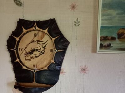 Puidust käsitöö seinakell