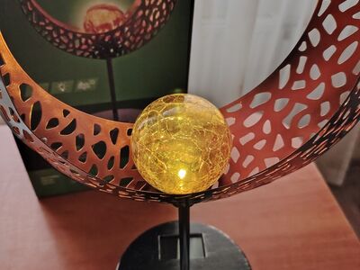 Dekoratiivne lamp päikesepatareidega